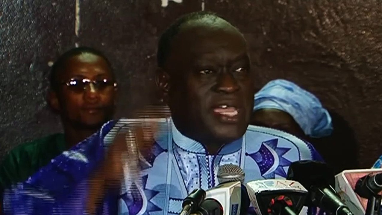 yakham mbaye fait la g...gueule mais il ne dira pas combien de fois il reçu de l'