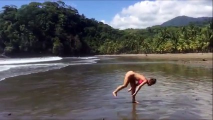 La grande classe  cette jolie fille fait ses exercices sur la plage