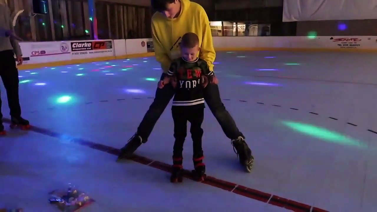 Barbie Video Game Hero olls Surprise Toy Opening - Roller Skating Fu