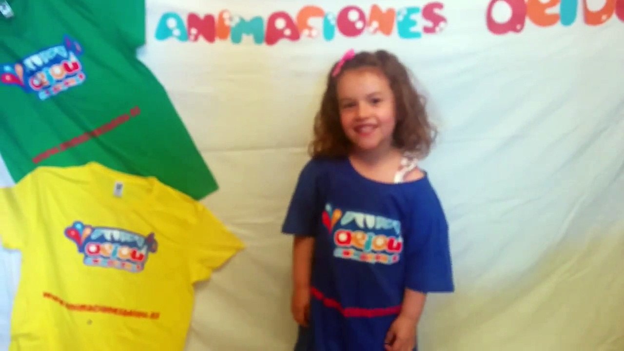 Niños bailando y cantando la canción de aeiou