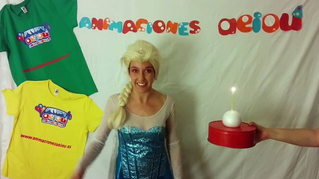 Elsa de Frozen haciendo un truco de magia infantil