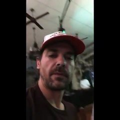 Pedro comiendo y viendo una peña en Salta - 02 de Abril