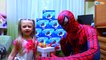 Челлендж Человек паук и маленькая девочка стреляют из пушек в печенье Challenge spiderman & bad baby