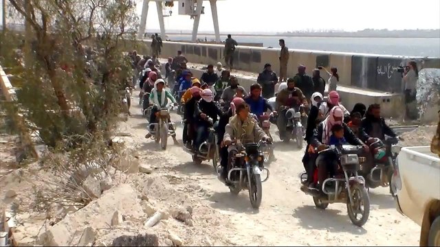 Civilians flee Raqqa as Syrian forces advance