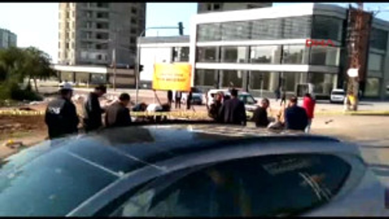 Mersin'in Mezitli Ilçesi'nde Polis Aracına Bombalı Saldırı Düzenlendi. Olayda 2 Polis Yaralandı 4