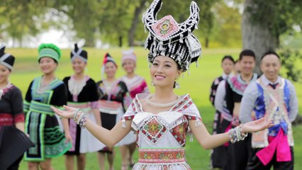 Peb Yog Hmoob Ib Yam - By Mim Yaj