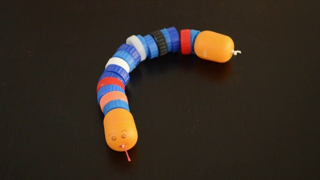 DIY : Un serpent en bouchons plastiques