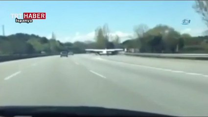 Uçak otoyola indi