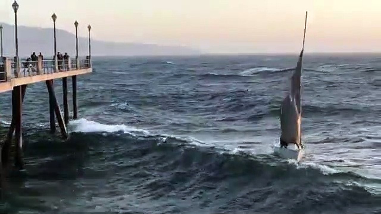 En Californie, quatre personnes ont fait un accident de bateau assez spectaculaire (1)