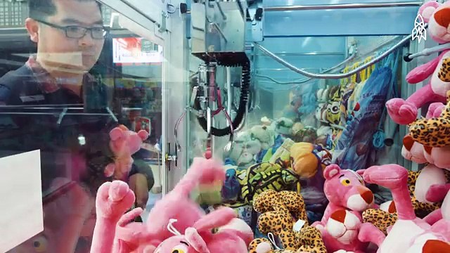 Cet homme de 35 ans a gagné 15 000 peluches grâce aux machines à pinces