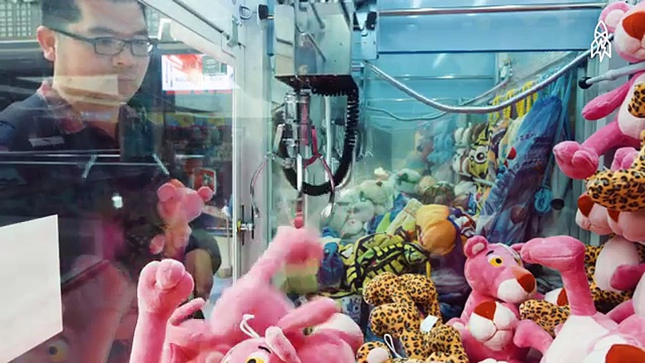 Cet homme de 35 ans a gagné 15 000 peluches grâce aux machines à pinces
