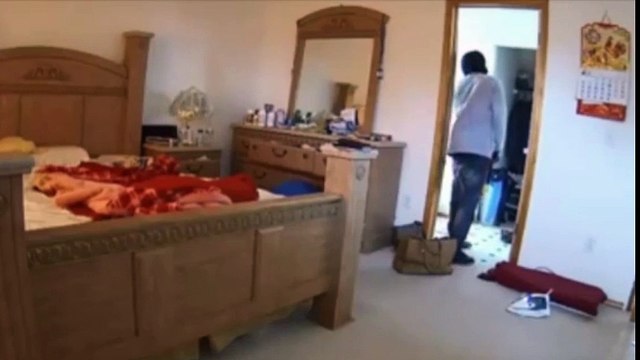 Cuando los ladrones descubren que estás escondida en el baño