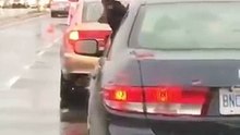 Insolite : coincé avec son maître dans les embouteillages, ce chien essaie de faire une chose incroyable !