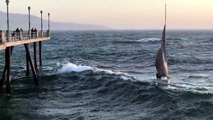 Los Angeles: Un voilier se fait renverser par une grosse vague avec ses occupants à bord.