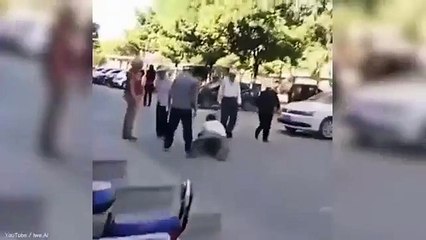 Cet homme fait croire au monde entier qu’il est un handicap… Regardez comment il a été démasqué par un passant