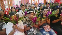 Centenares de fieles acuden a un ritual de resurrección en Tailandia