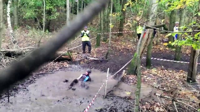 Un cycliste s'arrête en pleine course pour sauter dans une flaque de boue