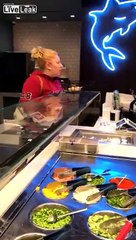 Une femme choqué par un couple qui s'embrasse dans un restaurant