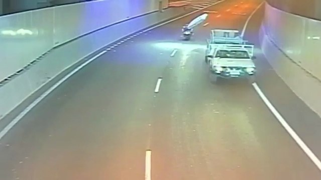 Un matelas s'échappe d'une remorque et attérrit sur une moto