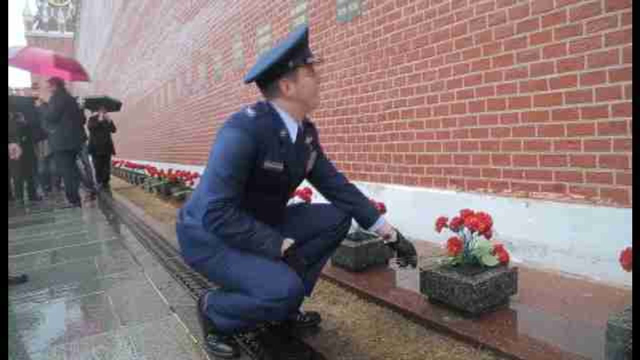 Astronautas rusos rinden homenaje a Yuri Gagarin antes de partir a la EEI