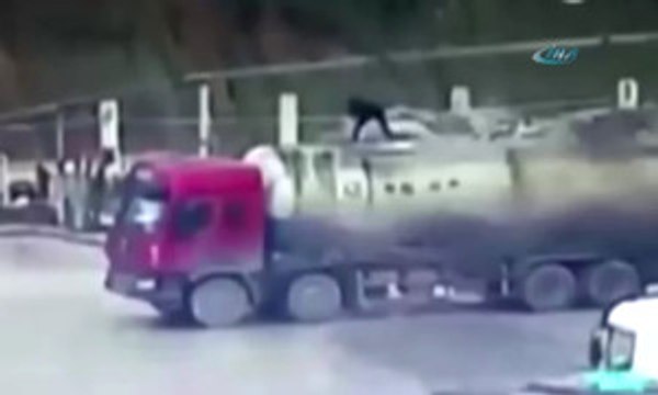 Tankerin Kapağını Açmasıyla Metrelerce Havaya Fırlaması Bir Oldu