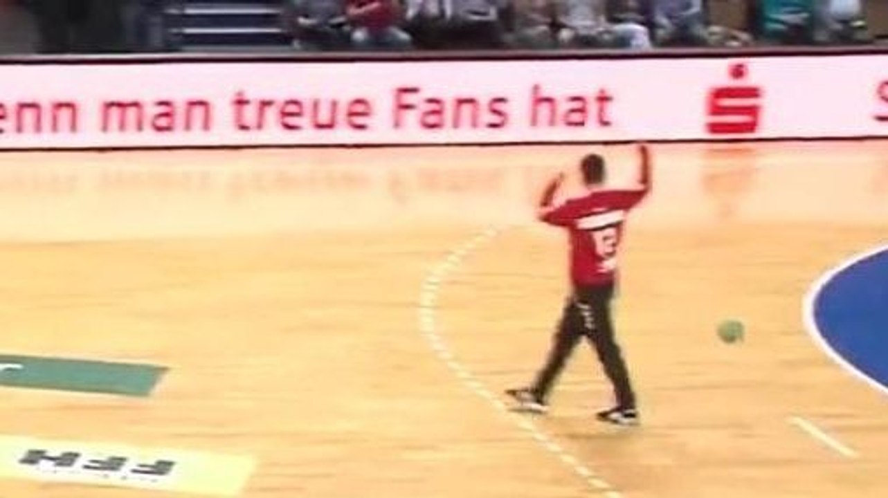 Un gardien de handball se prend un but en célébrant un arrêt