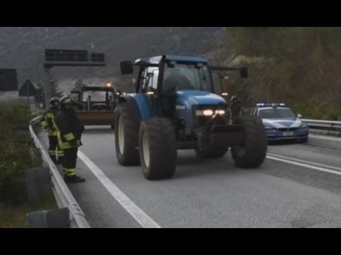 Umbria - Terremoto, macchine agricole trasferite da Norcia a Castelluccio (03.04.17)