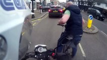 Un cycliste essaie de voler les clés d’un motard et le regrette instantanément !