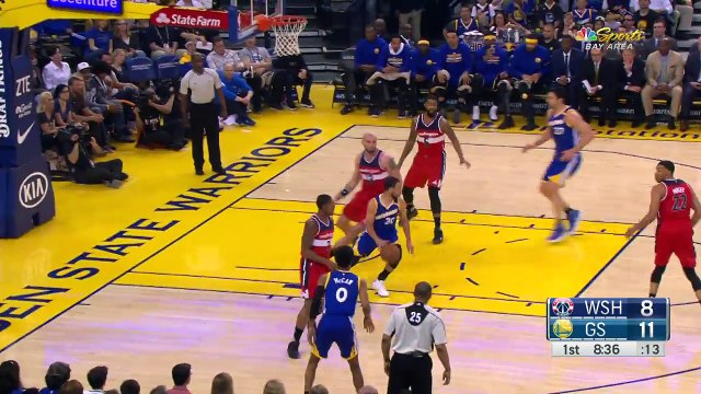 Le basketteur Steph Curry joue au magicien avec un adversaire
