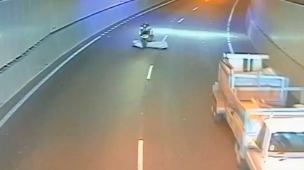 Un motard se prend un matelas en pleine face.