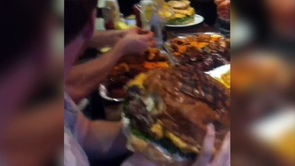 Qui serait capable de manger ce burger ?