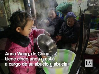 Anna Wang de China tiene cinco años y está a cargo de su abuelo y abuela