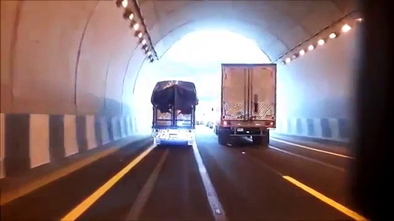 Un camión sin frenos derrapa en una carretera de montaña