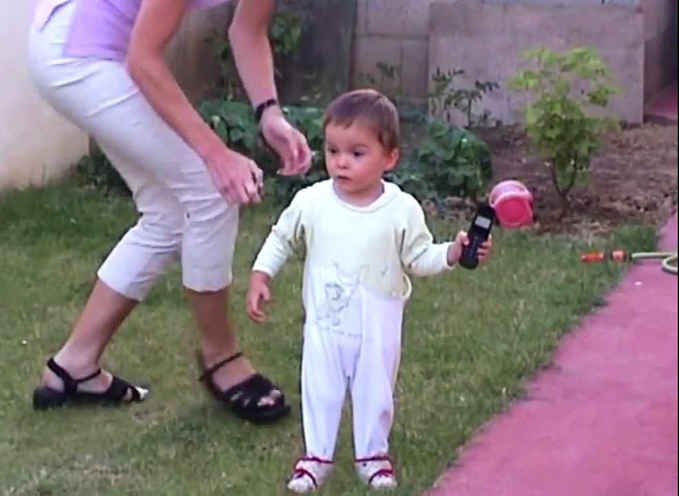 vidéo trop drôle de bébé qui fait une découverte incroyable  !!