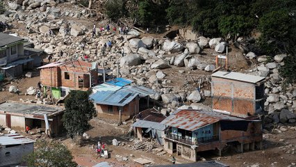 Колумбийцы хоронят жертвы оползня в Мокоа