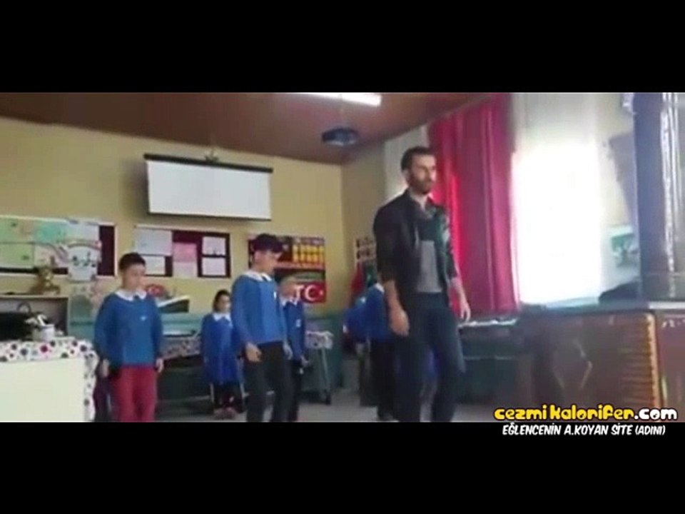 23 Nisan Hazırlıklarına Sınıfıyla Erik Dalı Oynayarak Hazırlanan