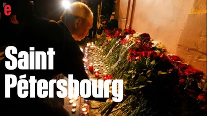 Vladimir Poutine dépose des fleurs devant la station de métro de Saint-Pétersbourg