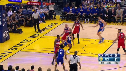 Steph Curry se la joue magicien avec le ballon sur le terrain... Dingue