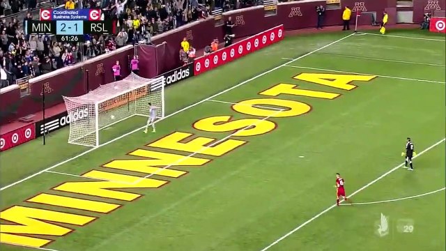 La boulette de ce gardien qui essaie de dribbler l'attaquant adverse