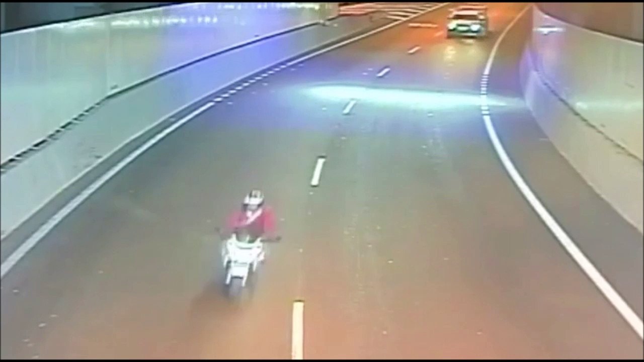 Ce motard se prend un matelas en pleine face sur l'autoroute... Chanceux dans son malheur!