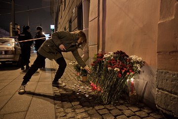 Saint-Pétersbourg : Recueillement après l'attentat du métro