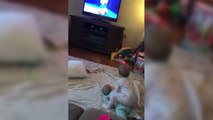 Deux bébés rejouent une scène de 