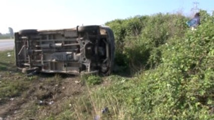 3 Takla Atan Minibüste Baba ve Oğlun Burnu Bile Kanamadı