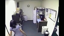 Shefi vendos kamera në zyrë, shokohet kur sheh se si ia bën sekretaresha kafen