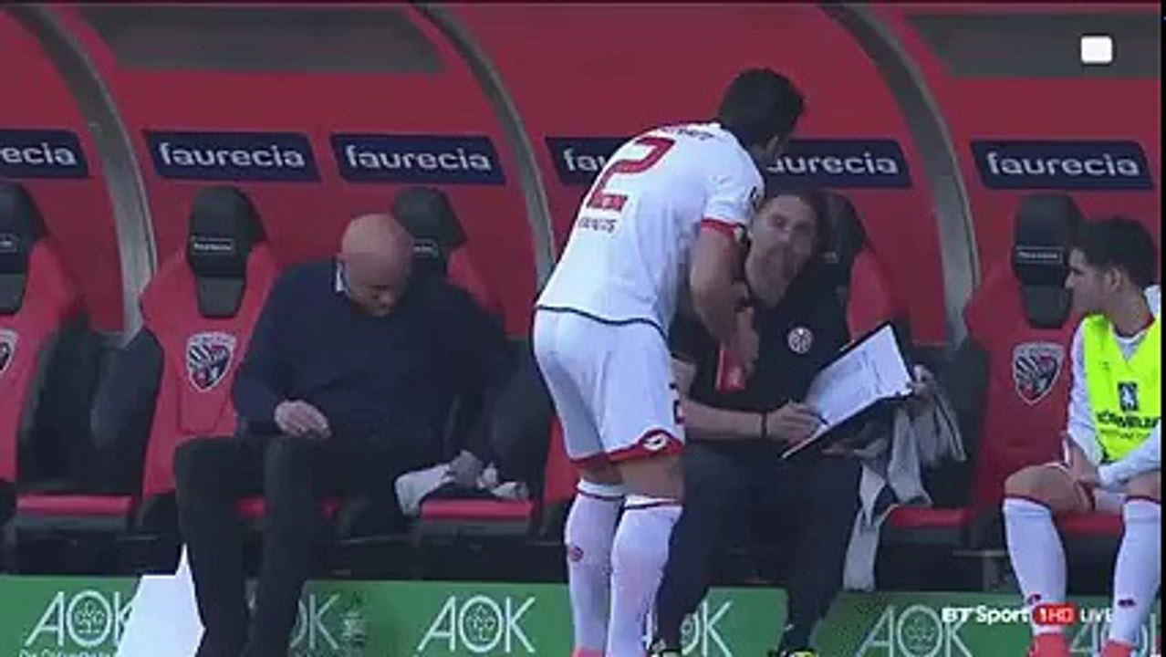 Giulo Donati se rafraichit les parties intimes