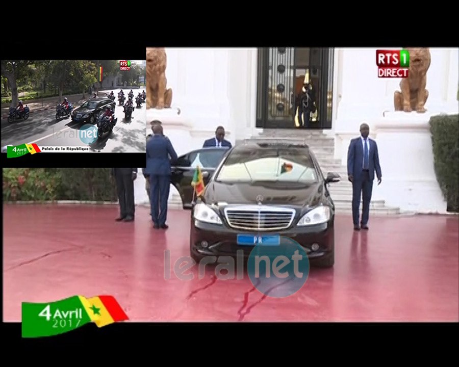 Direct: Le Président Macky Sall vient de quitter le Palais en direction de la Place de la Nation avec le esort motorisé