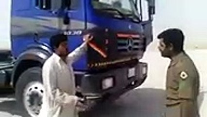 Saudi Police Man Runs After Fighting With Pakistani Driver