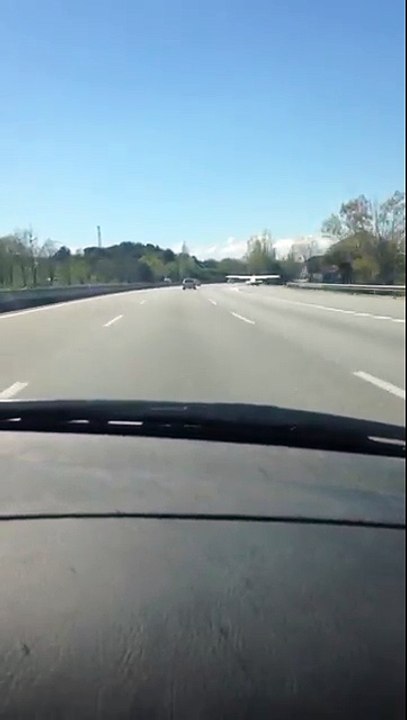 Un atterissage d'urgence sur l'autoroute
