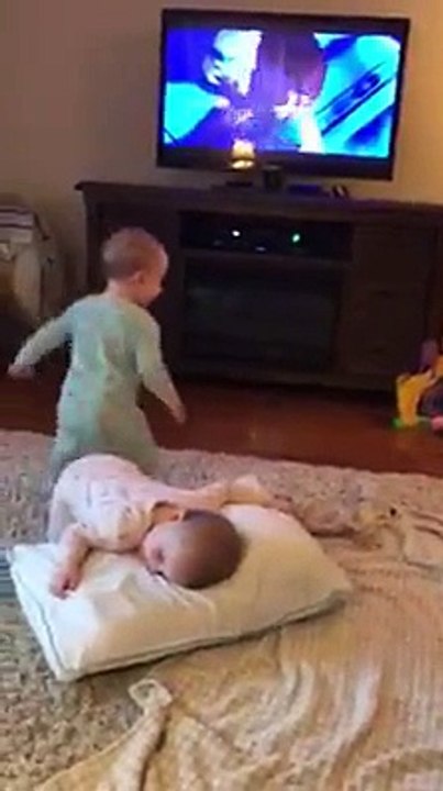 Ces bébés qui s'amusent à rejouer une scène de la Reines des Neiges