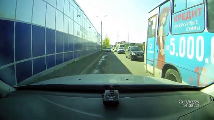 Cette fille pensait pouvoir descendre du bus qui roule encore...c'est raté !